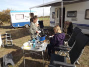 ... unsere Mädels beim Essen schnibbeln ...